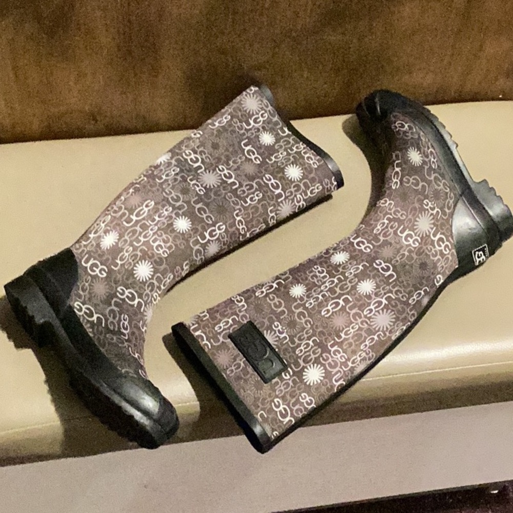 WOMANS UGG AUSTRALIA RAINBOOTS